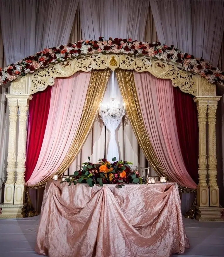 Editorial wide of the dining room before guest arrival