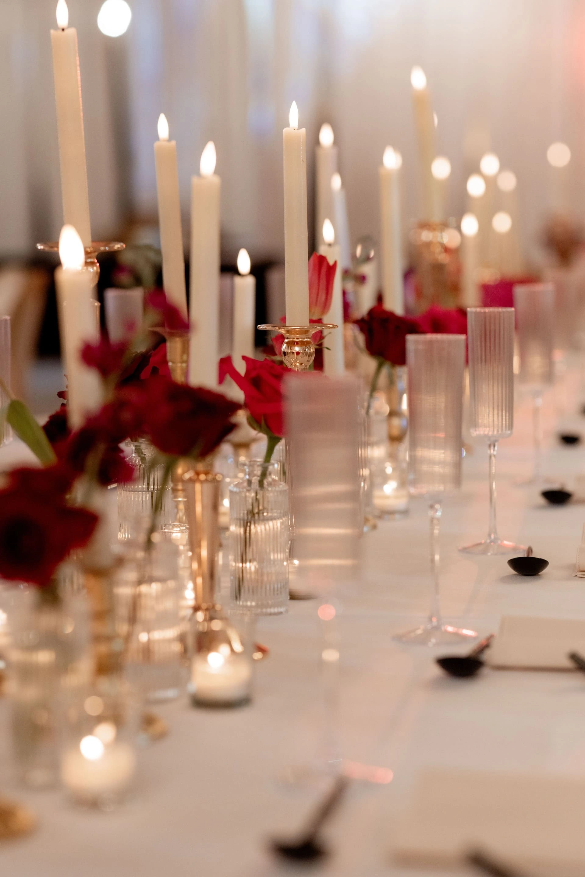 Cake moment composed with florals and candlelight